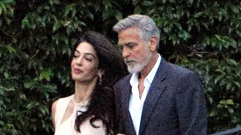 Amal Clooney je elegantna, tudi ko je bosonoga!