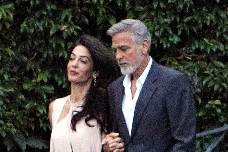 Amal Clooney je elegantna, tudi ko je bosonoga! (foto: Profimedia)