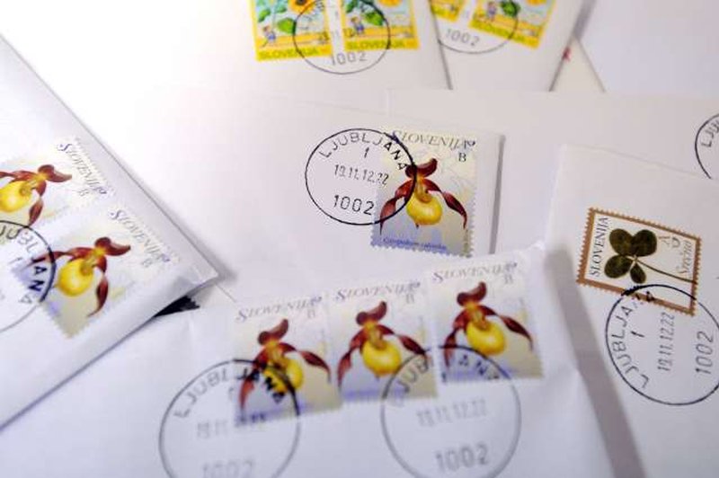 Na grob Arthura Rimbauda poštar redno dostavlja pisma (foto: STA/Tamino Petelinšek)