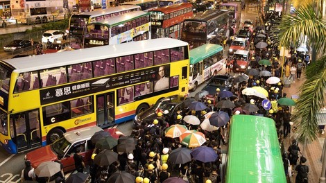 Prometni kaos  v Hongkongu; odpovedanih več kot 100 letov