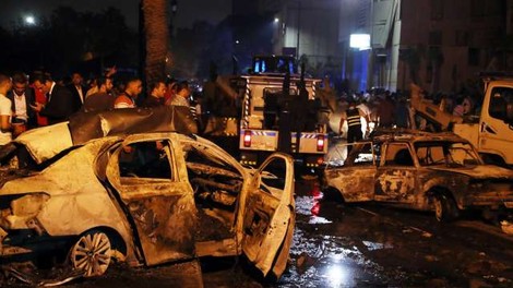 Huda prometna nesreča v Kairu terjala najmanj 19 življenj