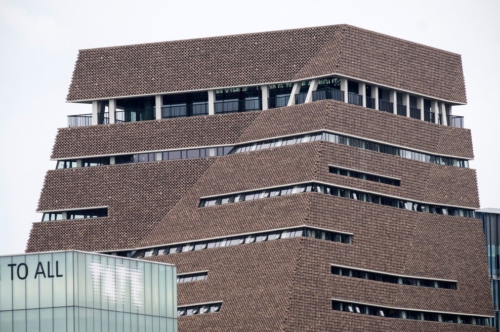 Stanje 6-letnika je po padcu z 10. nadstropja galerije Tate Modern stabilno (foto: Profimedia)
