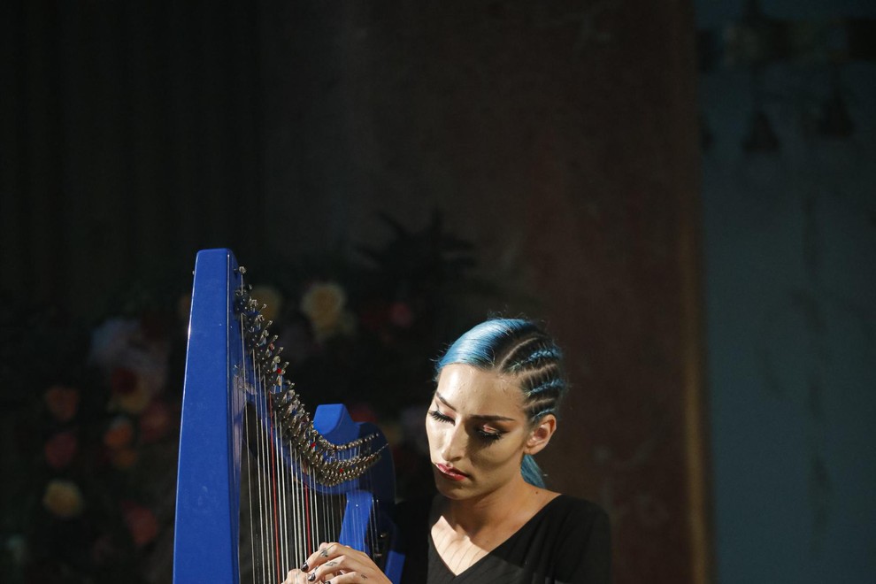 Nastopila je tudi harfistka in pevka Sara Briški Cirman - Raiven.