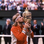PRVAK<br />
Takole je vzdignil pokal po peti zaporedni zmagi v Wimbledonu julija 1980. (foto: Foto: Profimedia Profimedia, Afp)