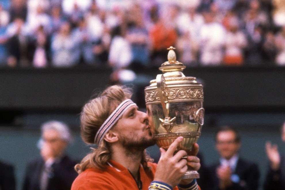 PRVAK<br />
Takole je vzdignil pokal po peti zaporedni zmagi v Wimbledonu julija 1980.