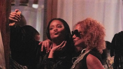 Opala! Rihanna se je sprostila ob kakšnem kozarčku preveč!