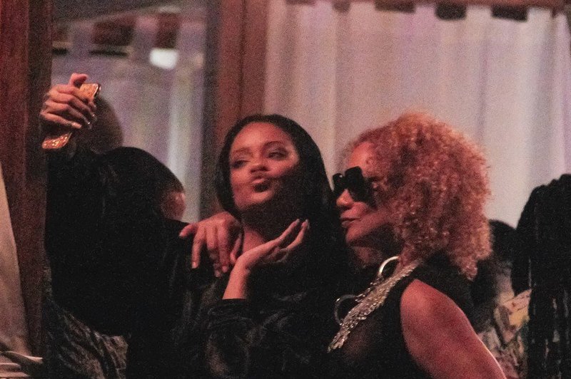Opala! Rihanna se je sprostila ob kakšnem kozarčku preveč! (foto: Profimedia)