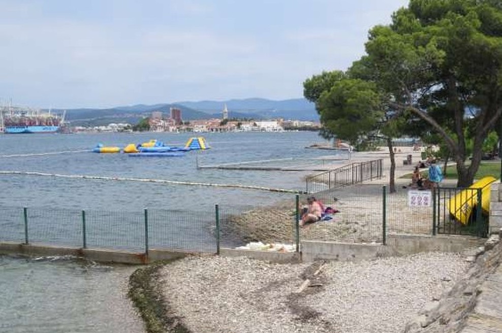 V Žusterni odprt otroški bazen; prepoved kopanja ostaja v iztočnem kanalu (foto: STA)