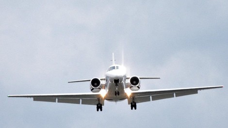 Moskva: Letalo trčilo v jato ptic in zasilno pristalo - 23 ljudi je ranjenih