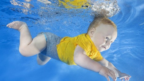 Enoletnik iz Beltincev se po padcu  v otroški bazen bori za življenje