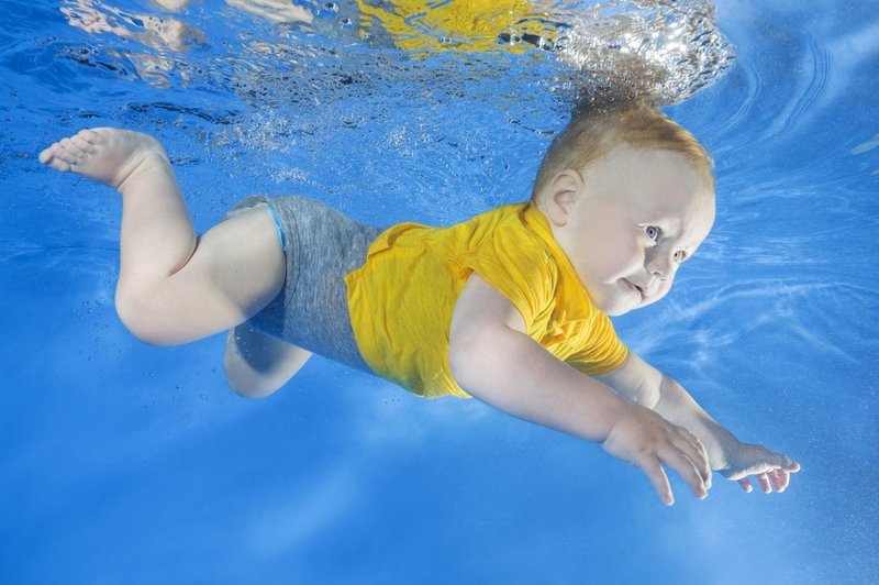 Enoletnik iz Beltincev se po padcu  v otroški bazen bori za življenje (foto: profimedia)