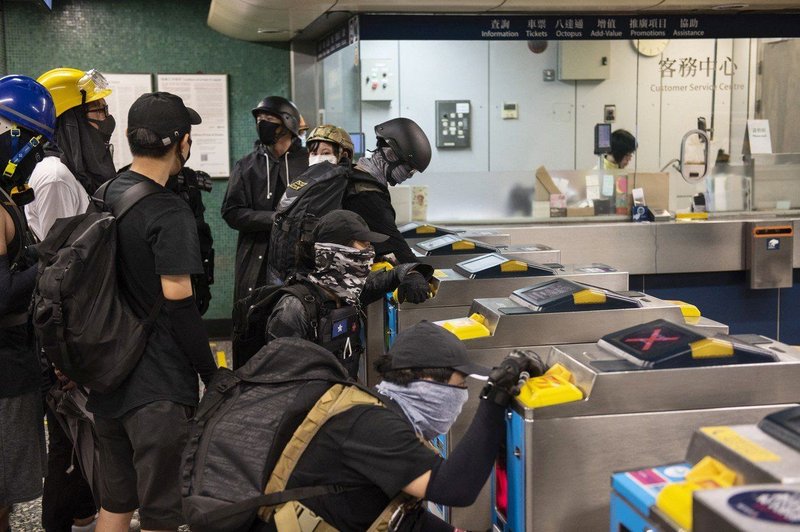 Kaos zaradi protestov; na hongkonškem letališču odpovedali vse lete (foto: Profimedia)
