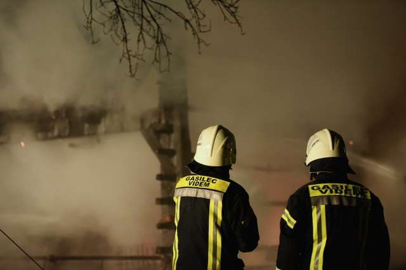 Zaradi požara v Celju ima 15 ljudi težave zaradi vdihavanja ogljikovega monoksida (foto: STA)