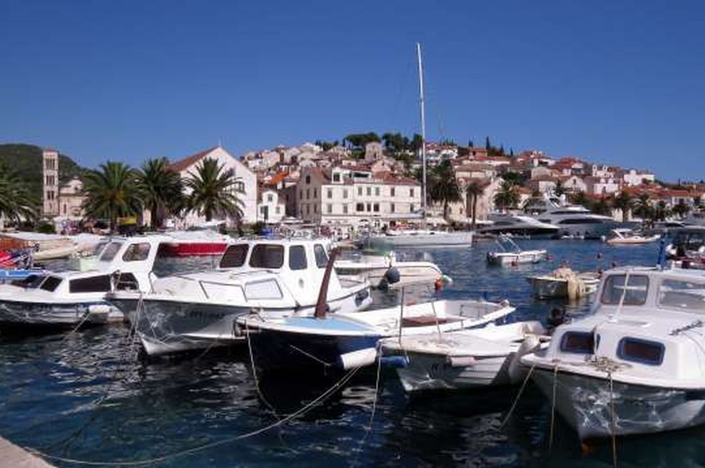 Prijeli lastnika in kapitana jadrnice, na kateri so se zastrupili italijanski turisti (foto: STA/Hina)