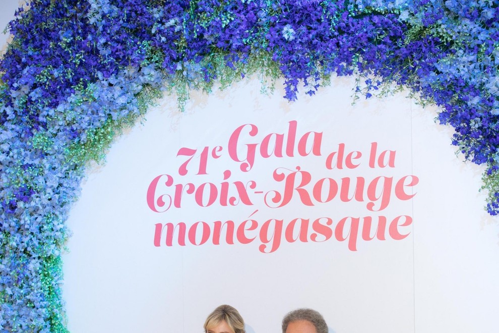 Karine Viard in Michelle Drucker, eden od najbolj popularnih francoskih novinarjev in televizijskih voditeljev.