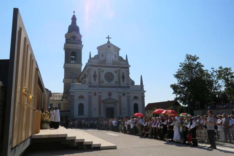 Danes največji cerkveni Marijin praznik - Marijino vnebovzetje (foto: STA/Tinkara Zupan)