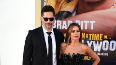 Sofia Vergara s soprogom Joejem Manganiellom, ki je hrvaškega rodu. Sofia si je nadela prstan in Bvlgarijeve uhane ​Serpenti.