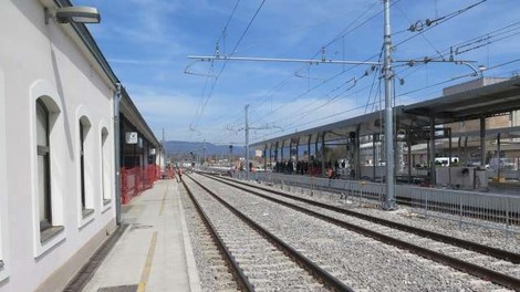 Železniška proga po iztirjenju vlaka pri Rimskih Toplicah znova prevozna
