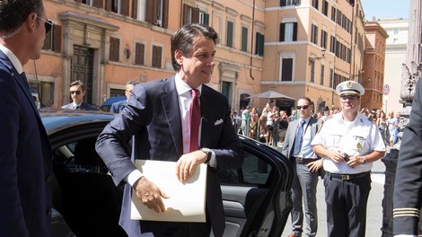 Italijanski premier Conte je odstopil, o nadaljnjih korakih bo odločal Mattarella