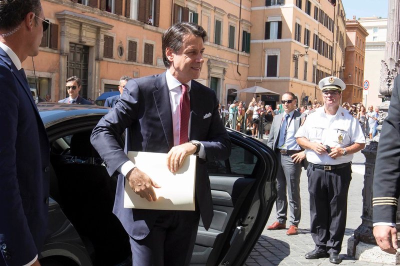 Italijanski premier Conte je odstopil, o nadaljnjih korakih bo odločal Mattarella (foto: Profimedia)