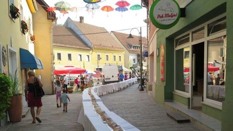 Na Koroškem se tudi letos sladkajo s 120-metrskim jabolčnim zavitkom!