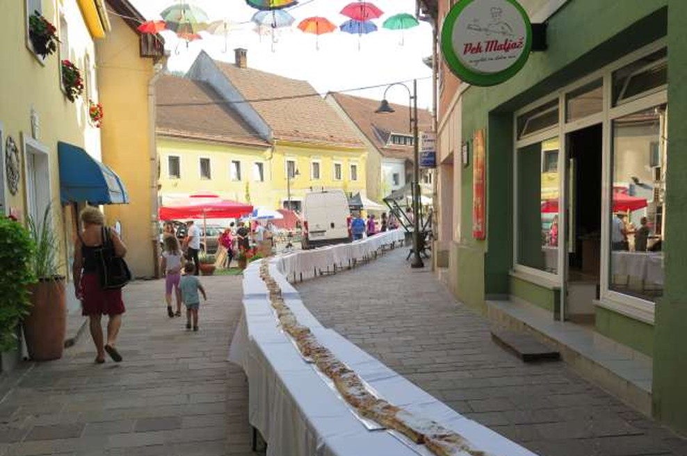Na Koroškem se tudi letos sladkajo s 120-metrskim jabolčnim zavitkom! (foto: Vesna Pušnik Bezovnik/STA)