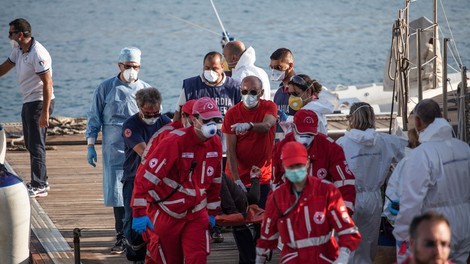 Migrante z ladje Open Arms so izkrcali na Lampedusi