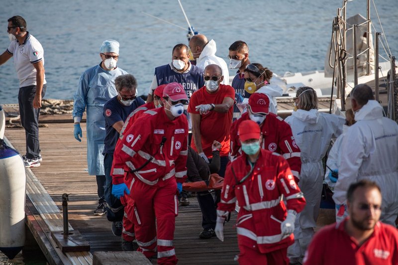 Migrante z ladje Open Arms so izkrcali na Lampedusi (foto: Profimedia)