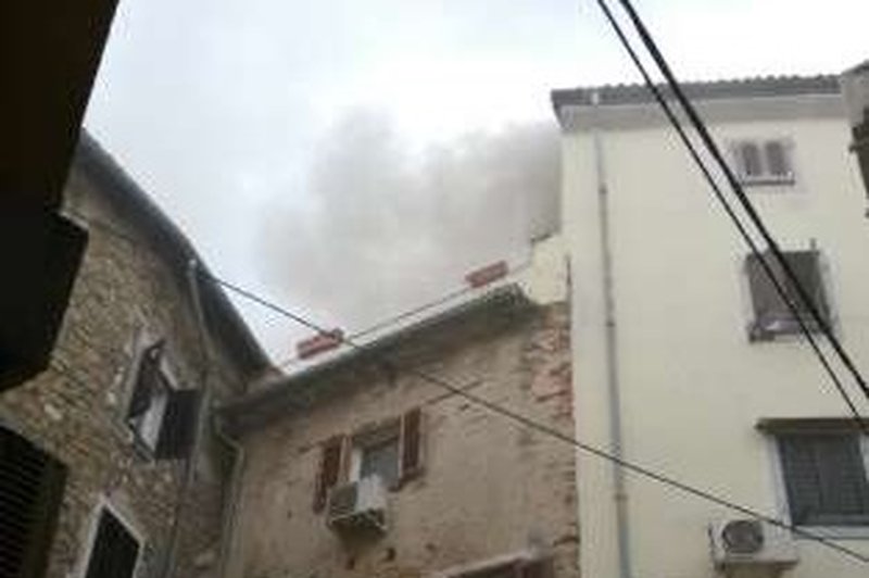 Zagorelo v stanovanjski hiši v Piranu, štiri osebe v bolnišnici (foto: STA)
