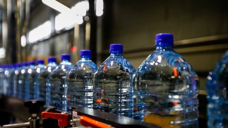 Mikroplastika v pitni vodi predstavlja minimalno tveganje za zdravje, pravi WHO