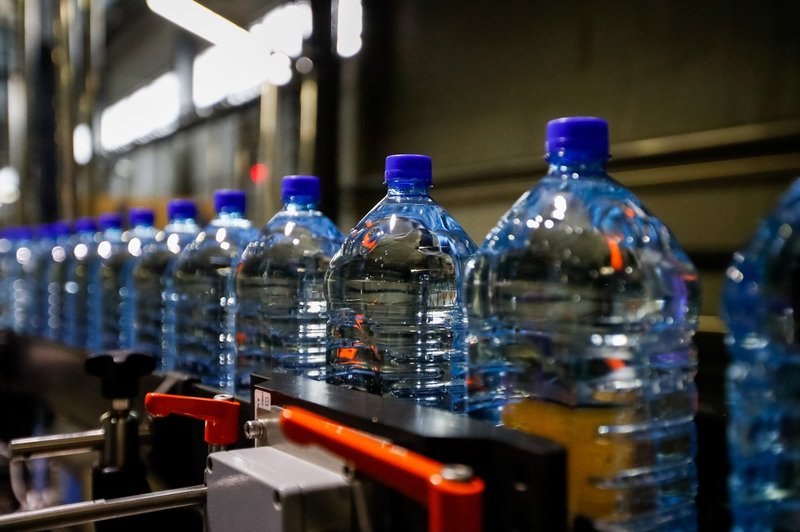 Mikroplastika v pitni vodi predstavlja minimalno tveganje za zdravje, pravi WHO (foto: Profimedia)