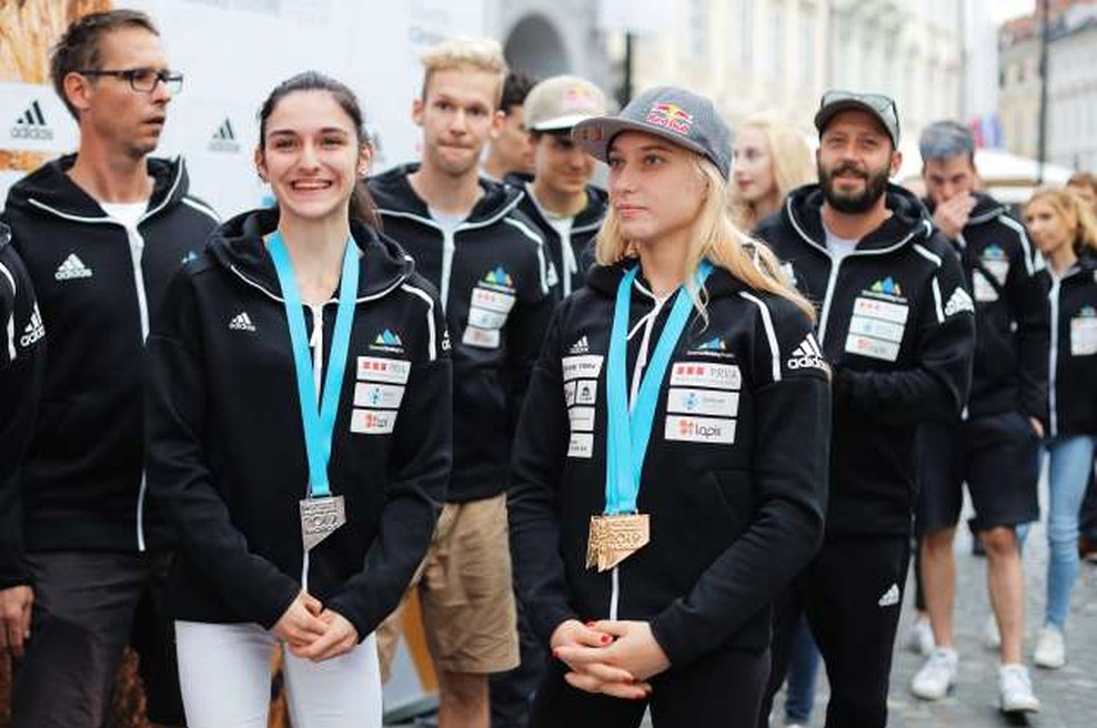 Slovenski reprezentanci z Janjo Garnbret na čelu pripravili sprejem v Ljubljani (foto: STA/Daniel Novakovič)