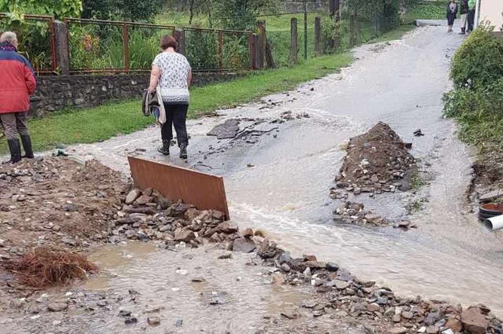 Turisti na območju Javorja pomagali pri odpravljanju posledic neurja (foto: STA)