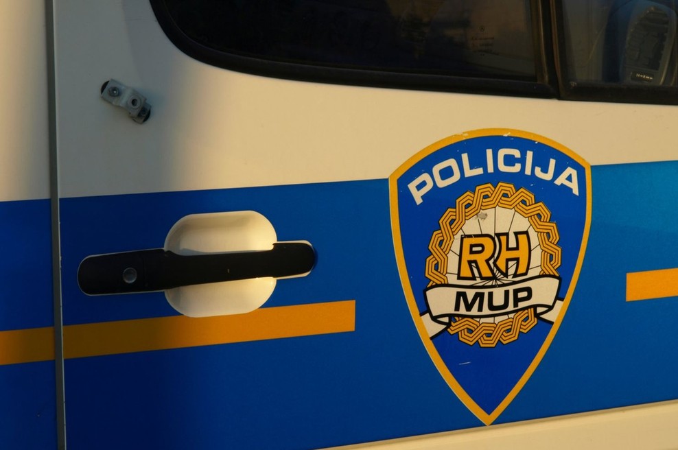 Hrvaška policija išče voznika kombija, ki je prevažal prebežnike, zapeljal v Kolpo in pobegnil (foto: profimedia)