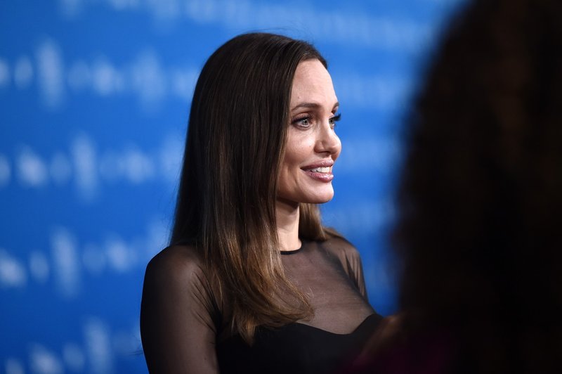 Angelina Jolie blesetela v obleki, ki pristoji vsaki ženski (foto: Profimedia)