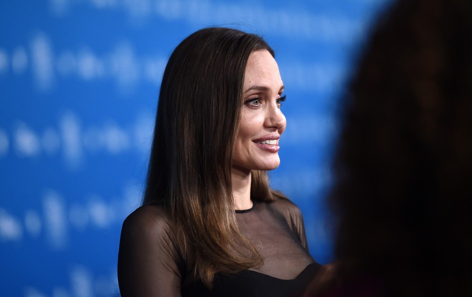 Angelina Jolie blesetela v obleki, ki pristoji vsaki ženski (foto: Profimedia)