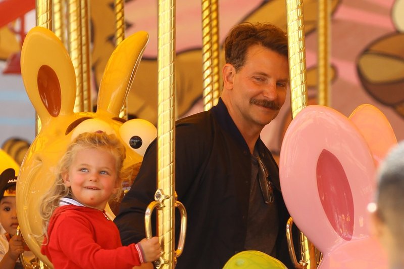 Bradley Cooper užival v družbi hčerke: Z brki skoraj neprepoznaven! (foto: Profimedia)