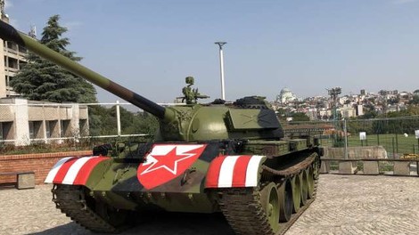 Crvena zvezda s starim vojaškim tankom pred stadionom razjezila Hrvaško