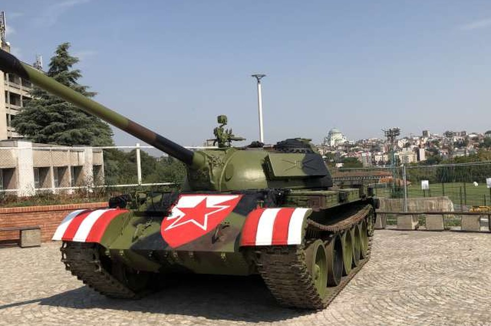 Crvena zvezda s starim vojaškim tankom pred stadionom razjezila Hrvaško (foto: Tanjug/STA)
