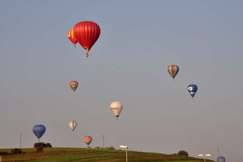 Nebo nad Prekmurjem bodo preplavili toplozračni baloni (foto: STA)