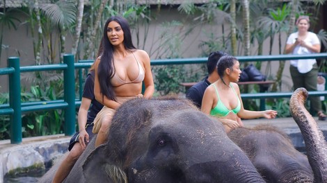 Kim in Khloe Kardashian pozirali v kopalkah, v katerih sta videti goli