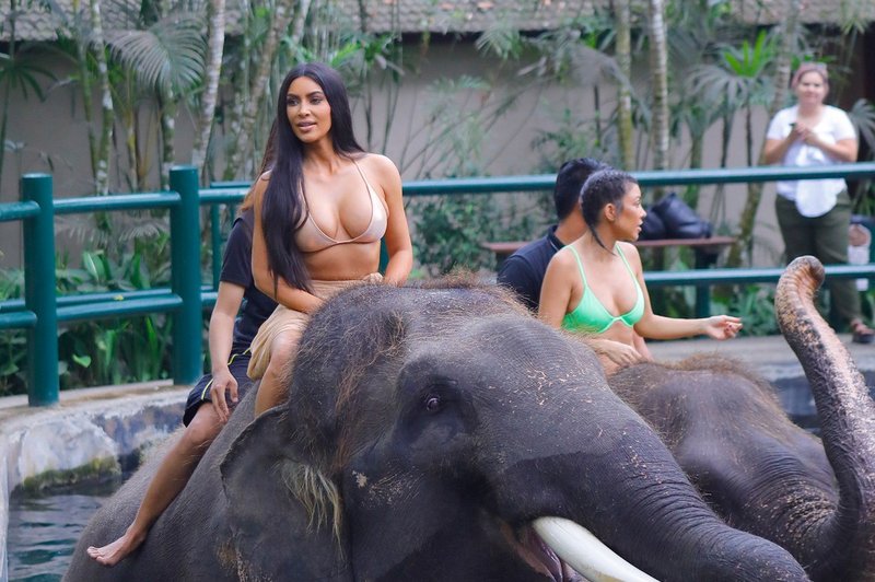 Kim in Khloe Kardashian pozirali v kopalkah, v katerih sta videti goli (foto: Profimedia)