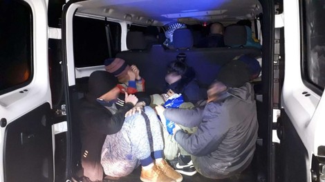 Celjski kriminalisti zaradi nezakonitih prevozov migrantov ovadili 10 oseb