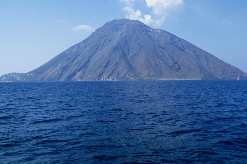 Vulkan Stromboli je znova močno izbruhnil (foto: Profimedia)