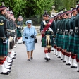 Kraljica Elizabeta II. pred počitnicami počastila častno stražo