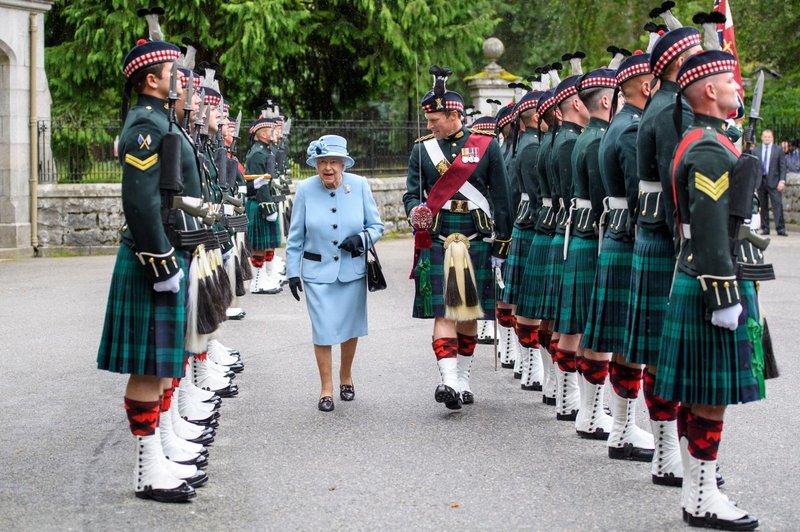 Kraljica Elizabeta II. pred počitnicami počastila častno stražo (foto: Profimedia)