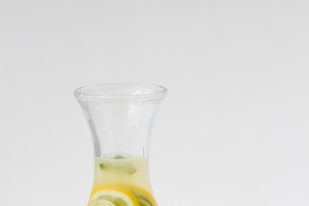 <strong>RECEPT</strong><br />
Za osvežujoč napitek zmešajte sok polovice limone, 2 dl mineralne vode, nekaj kock ledu in liste mete. Na zdravje!