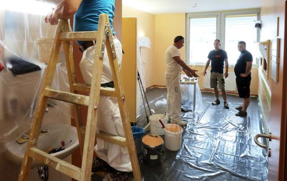 Prostovoljci začeli barvanje oddelka na pediatrični kliniki (foto: Daniel Novakovič/STA)