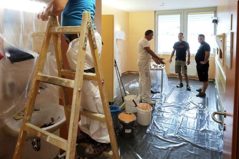 Prostovoljci začeli barvanje oddelka na pediatrični kliniki (foto: Daniel Novakovič/STA)