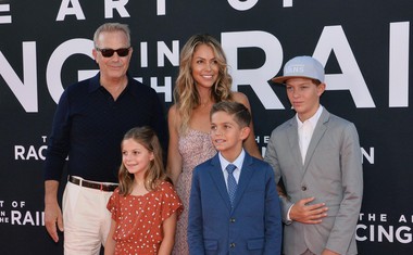 Zvezdnik filma Kevin Costner s soprogo Christine Baumgartner in njunimi otroki Grace Avery Costner, Hayes Logan Costner in Cayden Wyatt Costner.